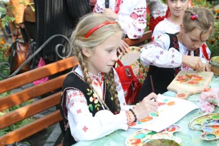 петриковская роспись выставка в Киеве центр Петриковской росписи село петриковка Барвы Украины Светлана Телец Президентский фонд Леонида Кучмы Украина